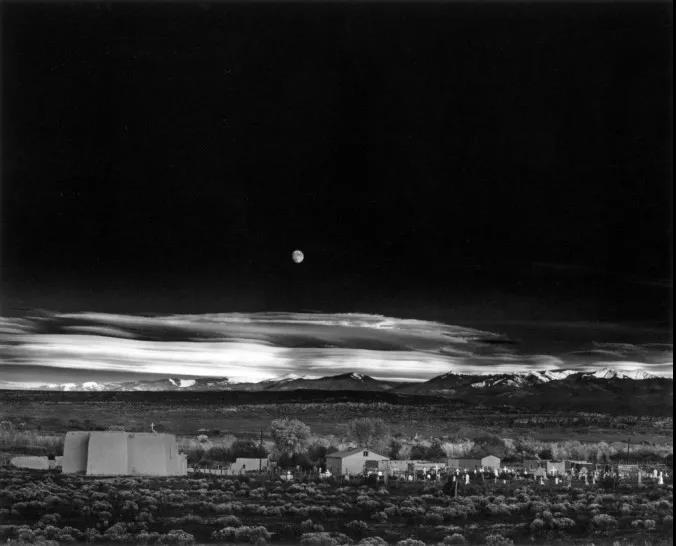安塞尔·亚当斯《Moonrise,Hernandez, New Mexico 》